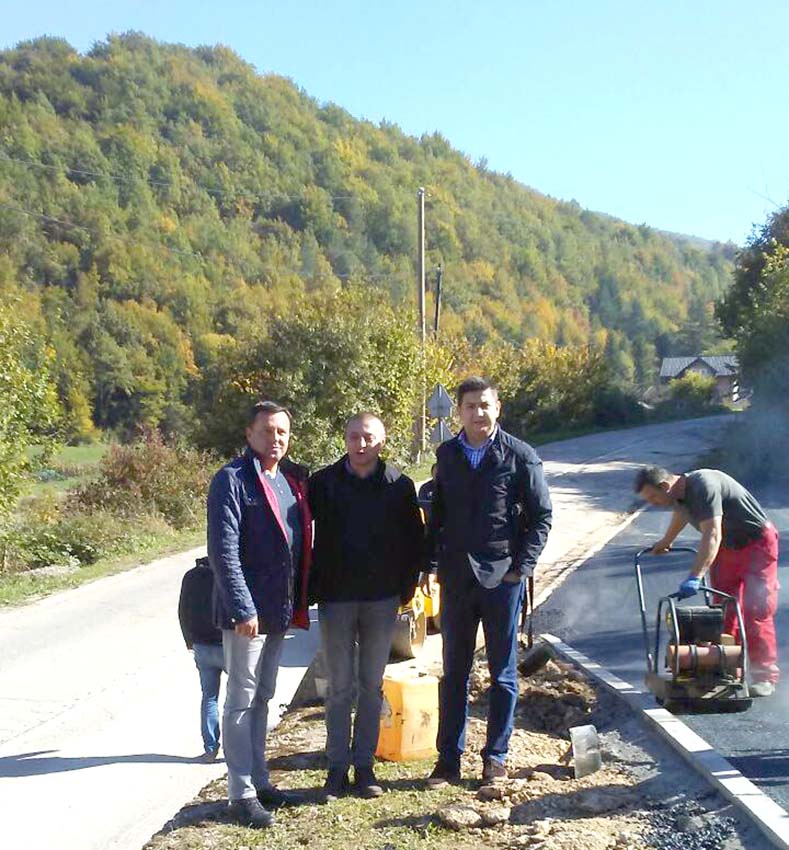Grade se parking i potporni zid u Volujaku