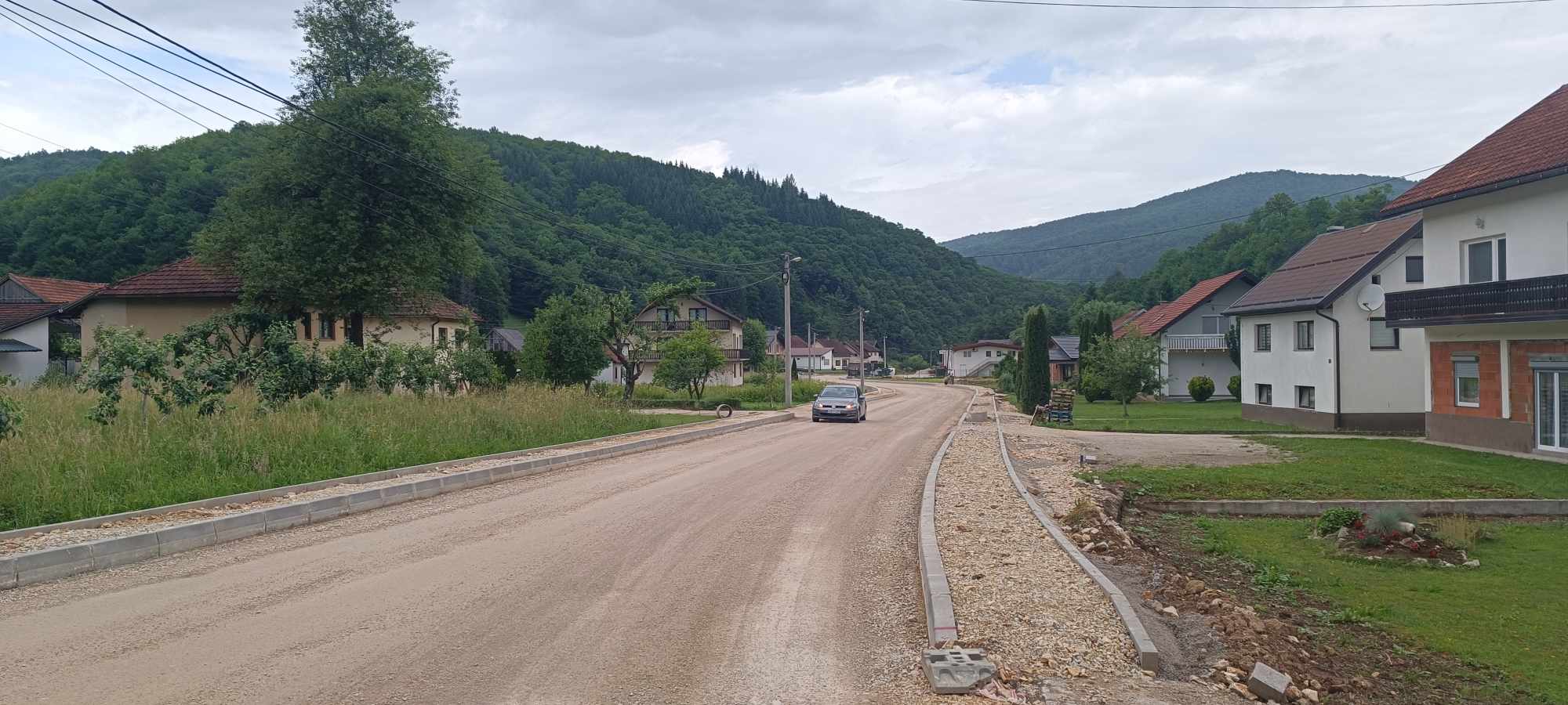 Radovi u Alagićima u punom zamahu. Sutra se asfaltira prvi sloj.