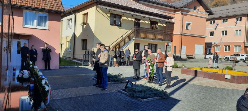 Svi sveti | Položeni vijenci i zapaljene svijeće