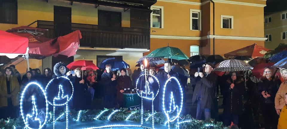 Zapaljena prva adventska svijeća