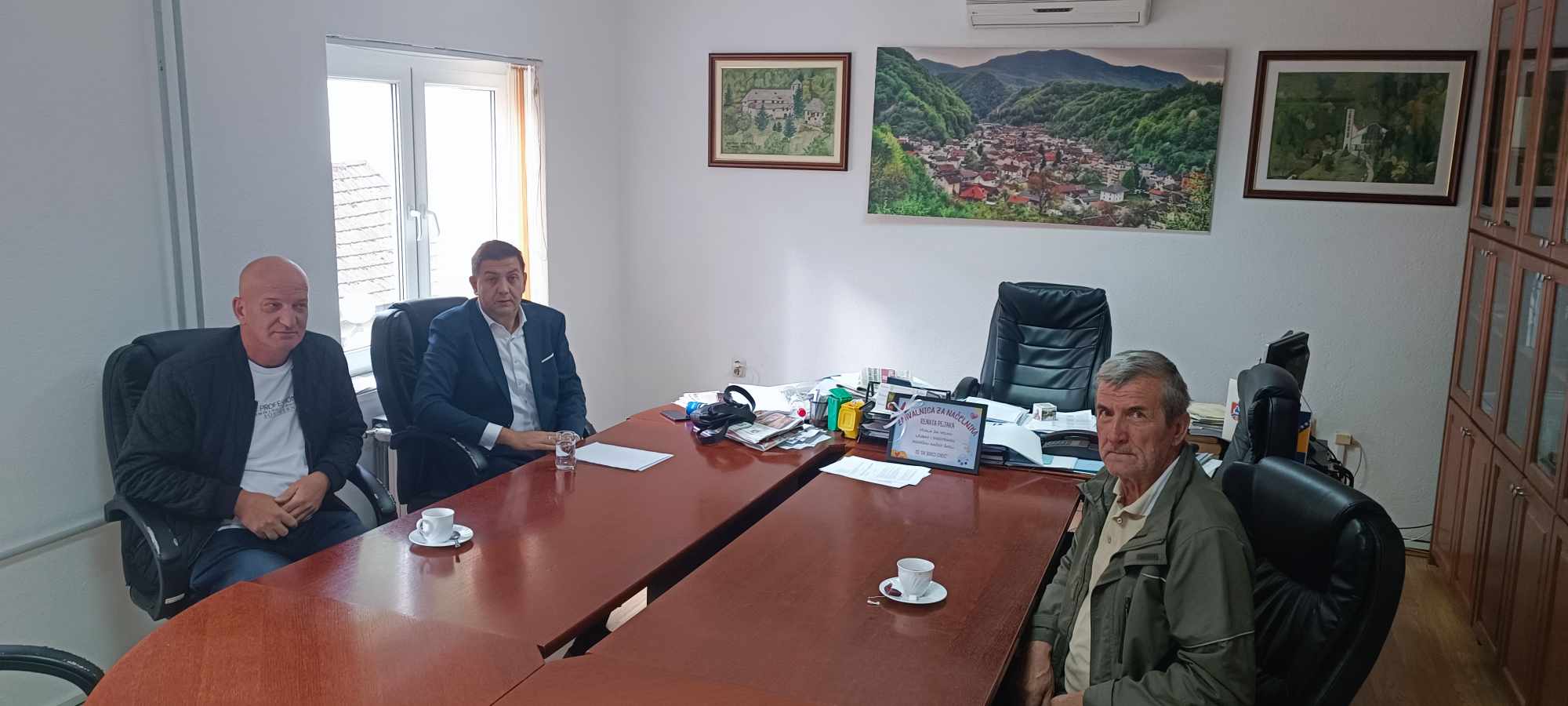 Predsjednik Mjesne zajednice Crnići na radnom sastanku s Pejakom i Beganovićem. Rekapituliran rad u proteklom mandatu, a najavljeni su i novi projekti.