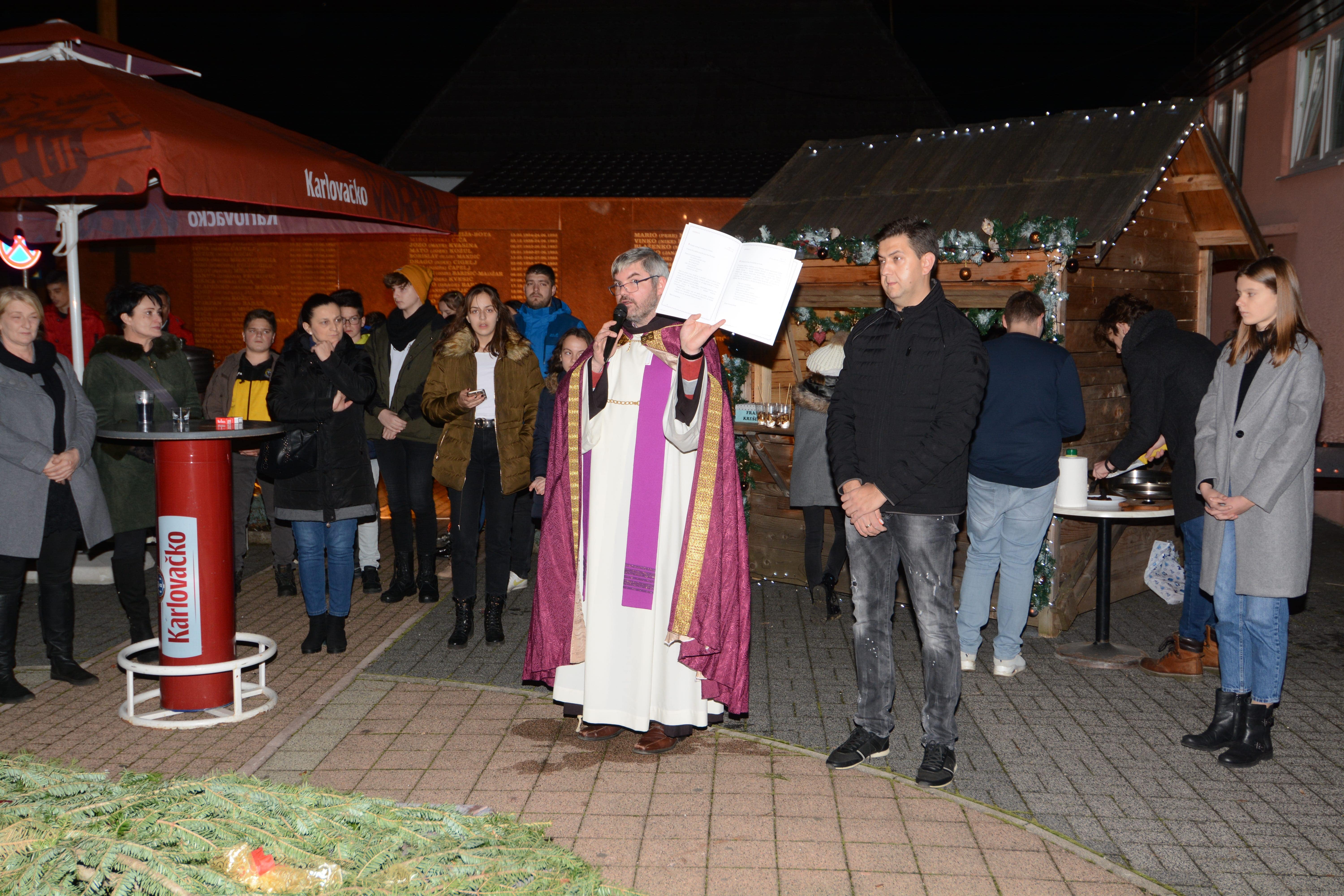 Zapaljena i druga Adventska svijeća